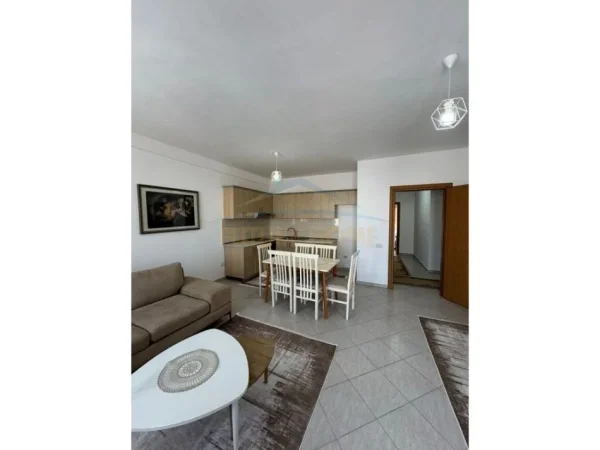 Tirane, jepet me qera apartament 2+1+Ballkon Kati 5, 110 m² 450 € (Unaza e Re)