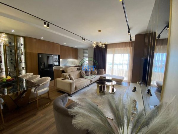 Durres, shitet apartament 3+1+Ballkon Kati 8, 146 m² 450.000 € (Rruga E Portit, Durres)