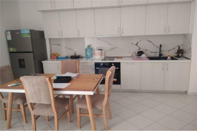 Tirane, jepet me qera apartament 1+1+Ballkon Kati 8, 65 m² 450 € (Yzberisht)