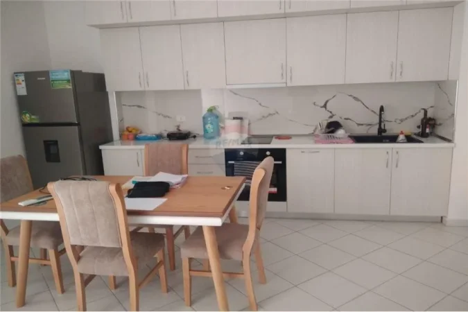 Tirane, jepet me qera apartament 1+1+Ballkon Kati 8, 65 m² 450 € (Yzberisht)