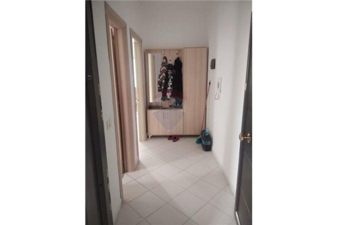 Tirane, jepet me qera apartament 1+1+Ballkon Kati 8, 65 m² 450 € (Yzberisht)
