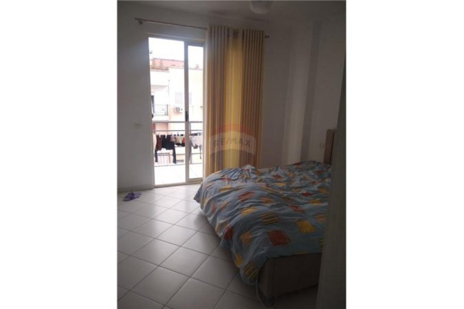 Tirane, jepet me qera apartament 1+1+Ballkon Kati 8, 65 m² 450 € (Yzberisht)