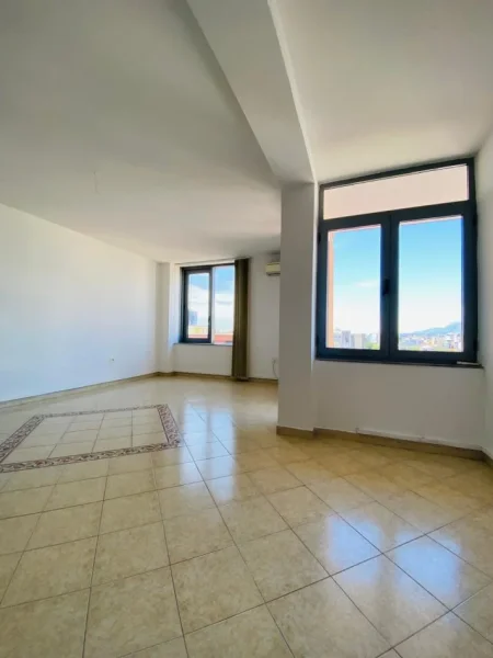 Tirane, jepet me qera ambjent biznesi Kati 10, 110 m² 700 € (Toptani)
