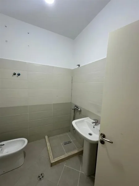 Tirane, shitet apartament 2+1 Kati 3, 160 m² 120.000 € (Fresk)
