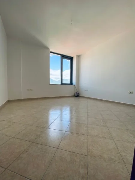 Tirane, jepet me qera ambjent biznesi Kati 10, 110 m² 700 € (Toptani)
