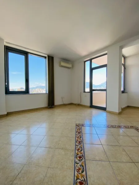 Tirane, jepet me qera ambjent biznesi Kati 10, 110 m² 700 € (Toptani)