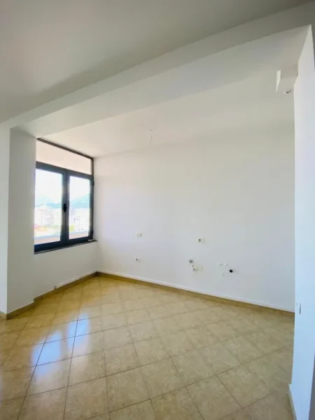 Tirane, jepet me qera ambjent biznesi Kati 10, 110 m² 700 € (Toptani)