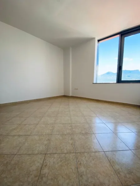 Tirane, jepet me qera ambjent biznesi Kati 10, 110 m² 700 € (Toptani)