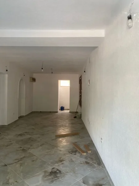 Tirane, jepet me qera dyqan Kati 0, 40 m² 800 € (Bulevardi Bajram Curri)