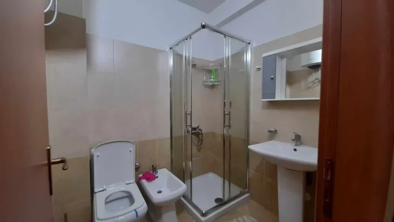 Durres, jepet me qera apartament 2+1+Ballkon Kati 7, 400 € (Qender, Durres)