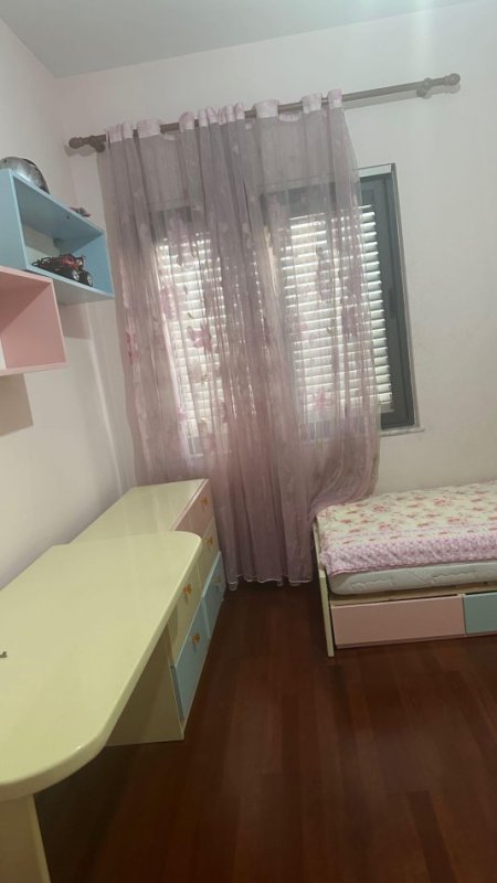 Tirane, jepet me qera apartament 2+1 Kati 1, 120 m² 450 € (Ish Parku Autobuzave)