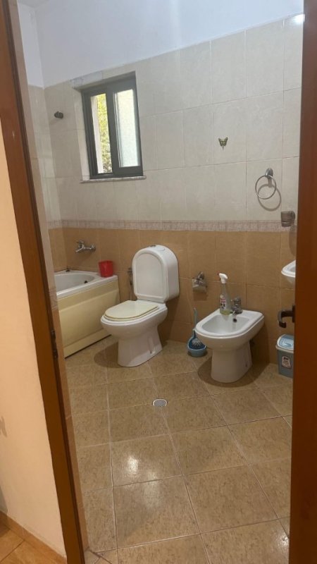 Tirane, jepet me qera apartament 2+1 Kati 1, 120 m² 450 € (Ish Parku Autobuzave)