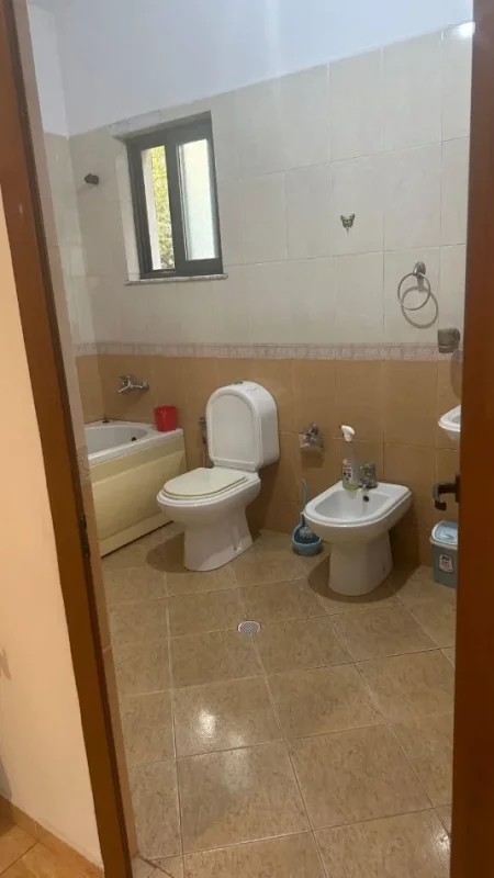 Tirane, jepet me qera apartament 2+1 Kati 1, 120 m² 450 € (Ish Parku Autobuzave)
