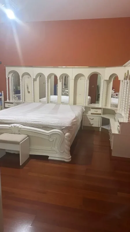 Tirane, jepet me qera apartament 2+1 Kati 1, 120 m² 450 € (Ish Parku Autobuzave)