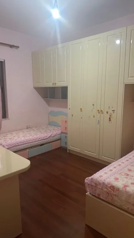 Tirane, jepet me qera apartament 2+1 Kati 1, 120 m² 450 € (Ish Parku Autobuzave)