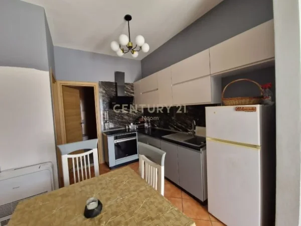 Tirane, jepet me qera apartament 2+1 Kati 5, 140 m² 700 € (liqeni i thate)