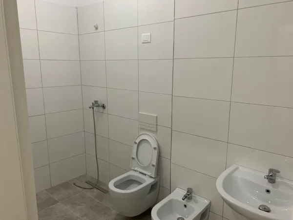Tirane, jepet me qera apartament 2+1+Aneks+Ballkon Kati 8, 120 m² 450 € (Univers City)