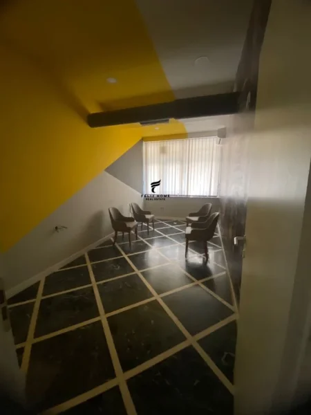 Tirane, jepet me qera zyre Kati 1, 224 m² 1.600 € (BULEVARDI ZOGU I)