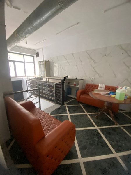 Tirane, jepet me qera zyre Kati 1, 224 m² 1.600 € (BULEVARDI ZOGU I)