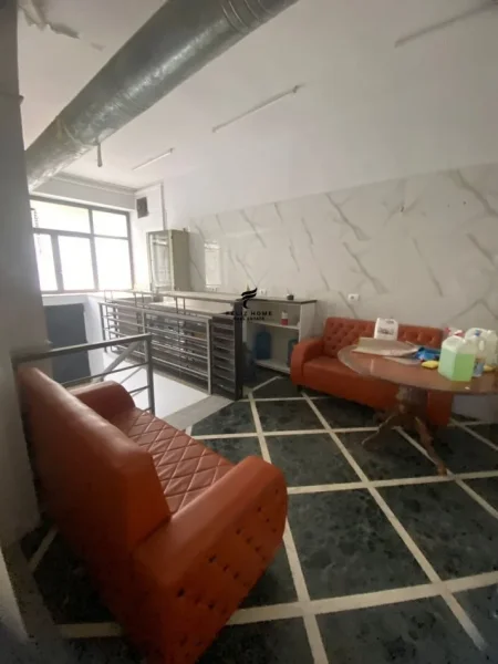 Tirane, jepet me qera zyre Kati 1, 224 m² 1.600 € (BULEVARDI ZOGU I)