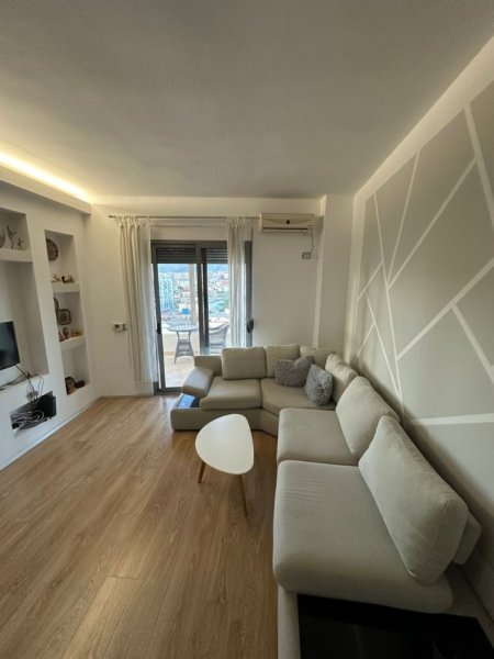Tirane, jepet me qera apartament 2+1+Ballkon Kati 6, 100 m² 500 € (Afer Maternitetit te Ri)
