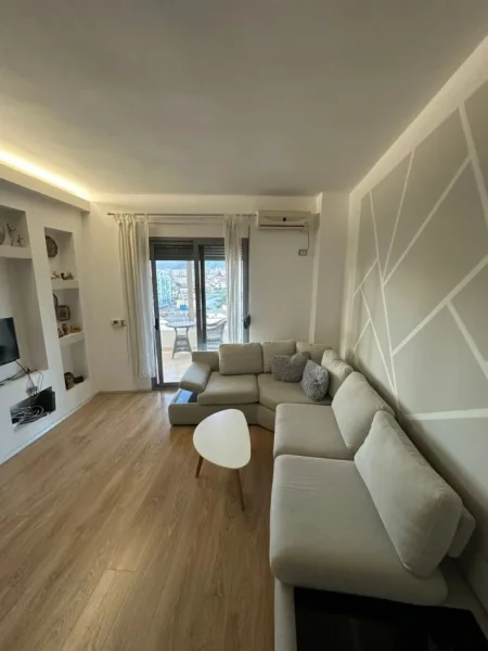Tirane, jepet me qera apartament 2+1+Ballkon Kati 6, 100 m² 500 € (Afer Maternitetit te Ri)