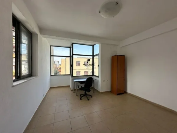 Tirane, jepet me qera zyre Kati 2, 135 m² 700 € (QENDER)