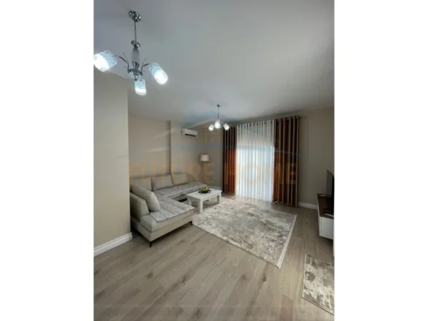 Tirane, jepet me qera apartament 1+1+Ballkon Kati 6, 86 m² 700 € (Kinostudio)