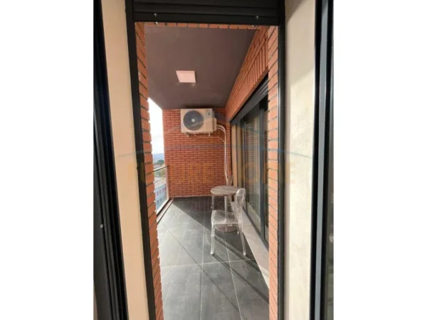 Tirane, jepet me qera apartament 1+1+Ballkon Kati 6, 86 m² 700 € (Kinostudio)