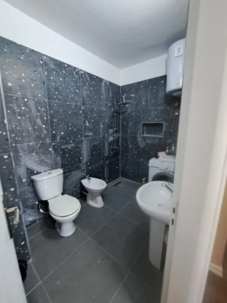 Tirane, jepet me qera 2+1 Kati 10, 430 €