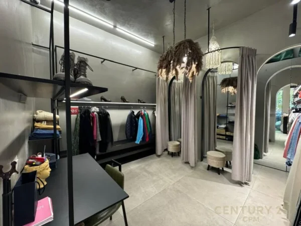 Tirane, jepet me qera ambjent biznesi Kati 0, 42 m² 1.500 € (ish blloku)