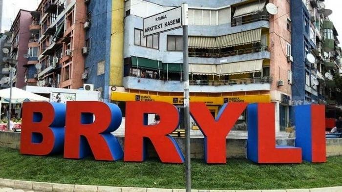 Tirane, jepet me qera dyqan Kati 0, 100 m² 850 € (Brryli)