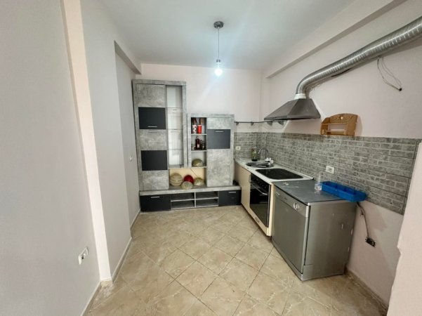 Tirane, jepet me qera apartament 2+1+parkim Kati 8, 98 m² 600 € (Selvia)