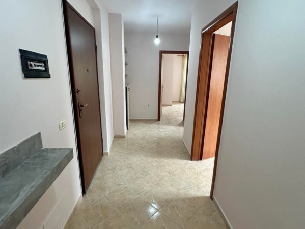 Tirane, jepet me qera apartament 2+1+parkim Kati 8, 98 m² 600 € (Selvia)