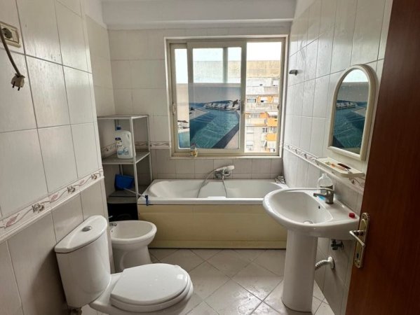 Tirane, jepet me qera apartament 2+1+parkim Kati 8, 98 m² 600 € (Selvia)