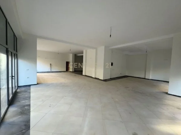 𝐕𝐥𝐨𝐫𝐞, 𝐣𝐞𝐩𝐞𝐭 𝐦𝐞 𝐪𝐞𝐫𝐚 𝐚𝐦𝐛𝐣𝐞𝐧𝐭 𝐛𝐢𝐳𝐧𝐞𝐬𝐢 𝐊𝐚𝐭𝐢 𝟎, 𝟓𝟎𝟎 𝐦² 𝟑.𝟎𝟎𝟎 € (𝐋𝐮𝐧𝐠𝐨𝐦𝐚𝐫𝐞)