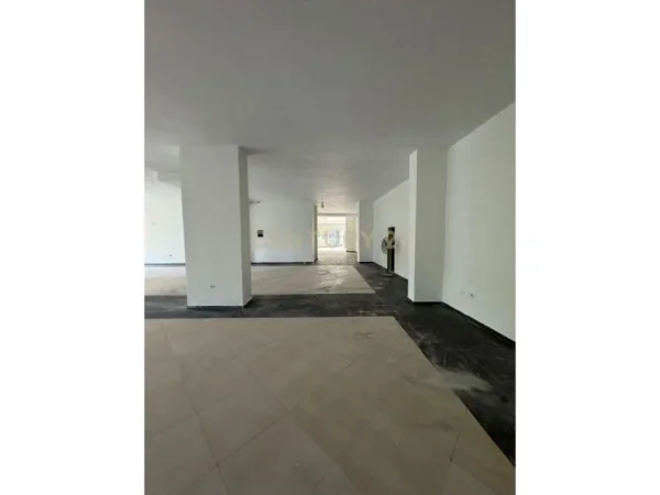 𝐕𝐥𝐨𝐫𝐞, 𝐣𝐞𝐩𝐞𝐭 𝐦𝐞 𝐪𝐞𝐫𝐚 𝐚𝐦𝐛𝐣𝐞𝐧𝐭 𝐛𝐢𝐳𝐧𝐞𝐬𝐢 𝐊𝐚𝐭𝐢 𝟎, 𝟓𝟎𝟎 𝐦² 𝟑.𝟎𝟎𝟎 € (𝐋𝐮𝐧𝐠𝐨𝐦𝐚𝐫𝐞)