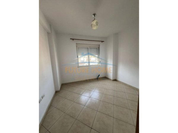 Tirane, jepet me qera 2+1+Ballkon , 