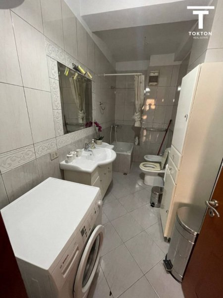 Tirane, jepet me qera 3+1+Ballkon Kati 8, 700 € (KOMUNA PARISIT)