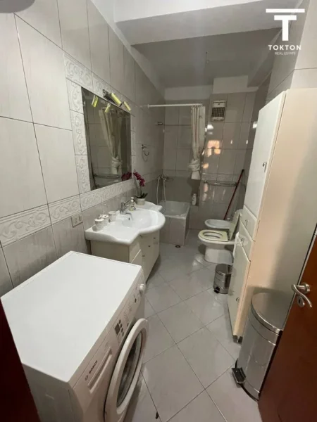 Tirane, jepet me qera 3+1+Ballkon Kati 8, 700 € (KOMUNA PARISIT)