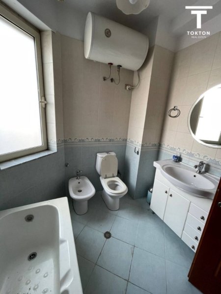 Tirane, jepet me qera 3+1+Ballkon Kati 8, 700 € (KOMUNA PARISIT)