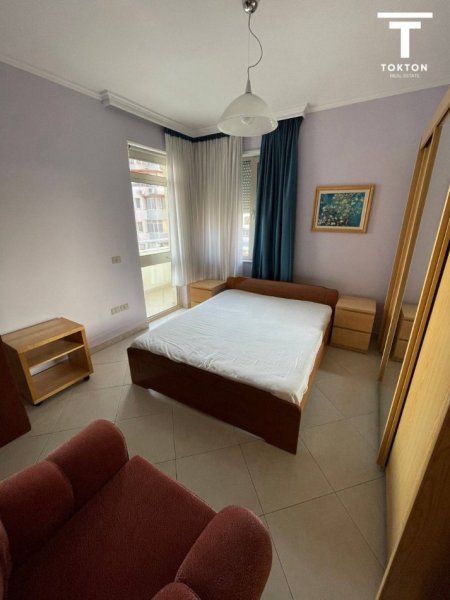 Tirane, jepet me qera 3+1+Ballkon Kati 8, 700 € (KOMUNA PARISIT)