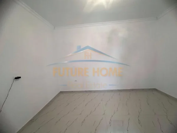 Tirane, jepet me qera dyqan Kati 0, 27 m² 300 € (Rruga e Durresit)