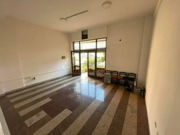 Tirane, jepet me qera dyqan Kati 0, 40 m² 300 € (Rruga"Dervish Hekali")