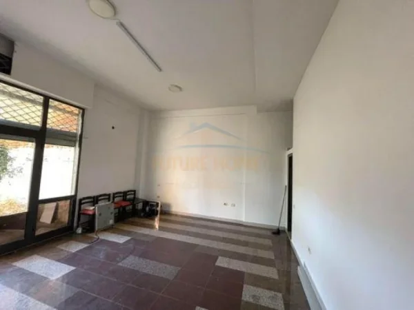 Tirane, jepet me qera dyqan Kati 0, 40 m² 300 € (Rruga"Dervish Hekali")