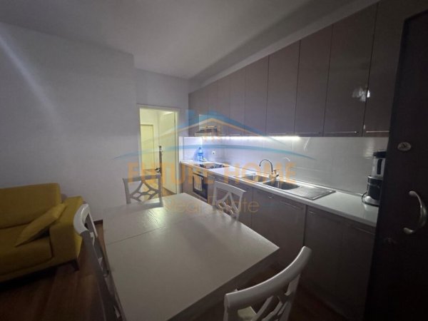 Tirane, jepet me qera apartament 2+1+Post Parkimi Kati 1, 105 m² 750 € (Liqeni i Thatë)