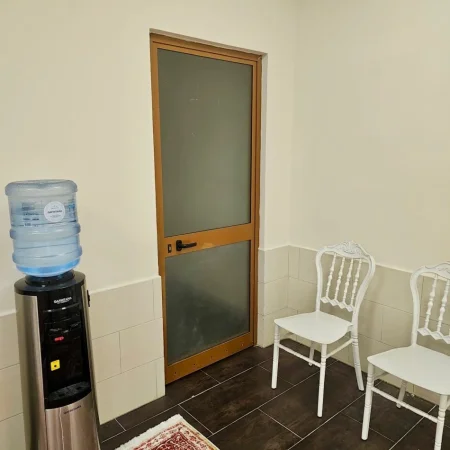 Tirane, jepet me qera ambjent biznesi Kati 1, 400 m² 1.500 € (Kombinat)