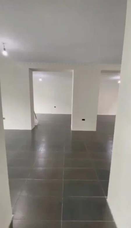 Tirane, jepet me qera ambjent biznesi Kati 0, 100 m² 1.500 € (21 DHJETORI)
