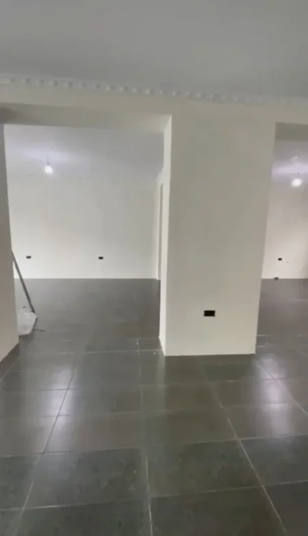 Tirane, jepet me qera ambjent biznesi Kati 0, 100 m² 1.500 € (21 DHJETORI)