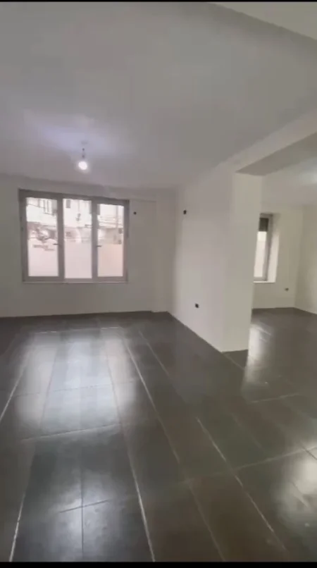 Tirane, jepet me qera ambjent biznesi Kati 0, 100 m² 1.500 € (21 DHJETORI)